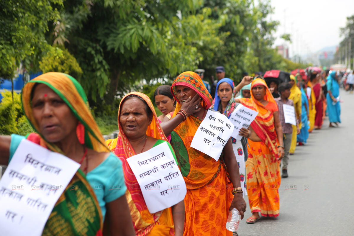 माइतीघरमा मिटरब्याज पीडितको आन्दोलन (तस्बिरहरू)